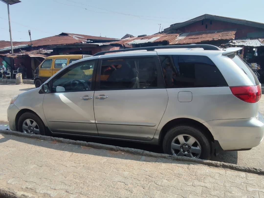 A picture of Toyota sienna 2007