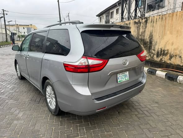 A picture of TOYOTA SIENNA XLE 2015