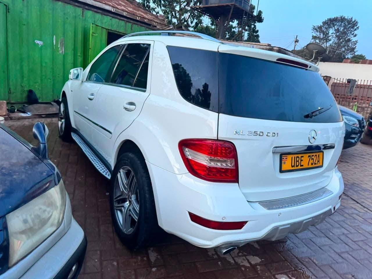 A picture of BENZ 25 5M CALL 0701488581 WHATS APP 0776417404