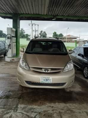 A picture of Clean used Toyota sienna 2005 model with everything excellent buy