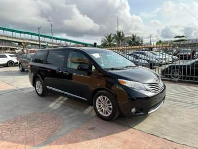 A picture of Toyota Sienna 2014 XLE
