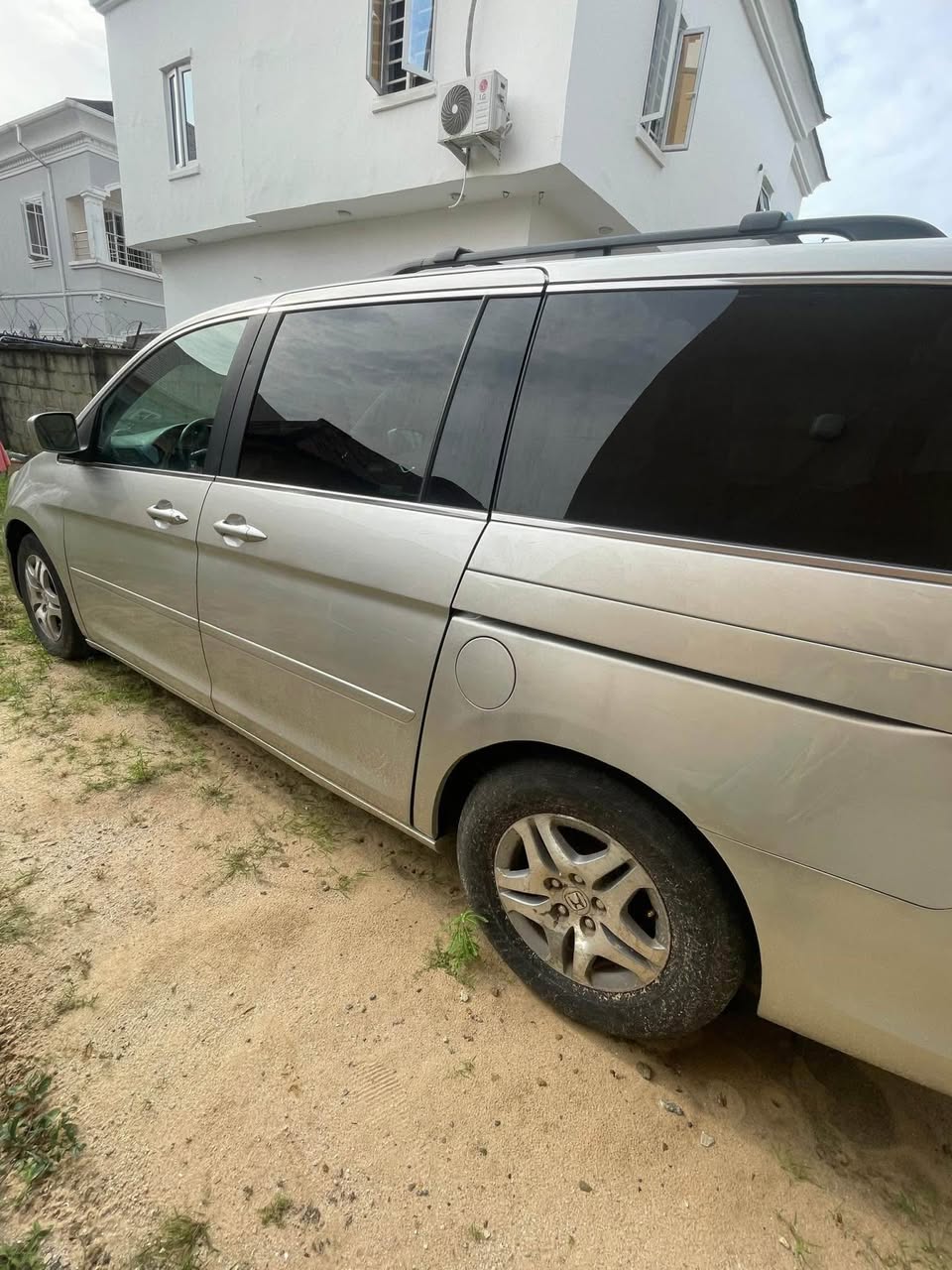 A picture of Honda odyssey LX 2006 silver