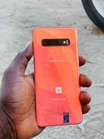 A picture of SAMSUNG S10