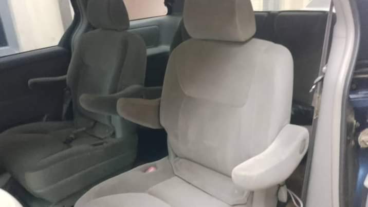 A picture of Toyota Sienna 06 FIRSTBODY