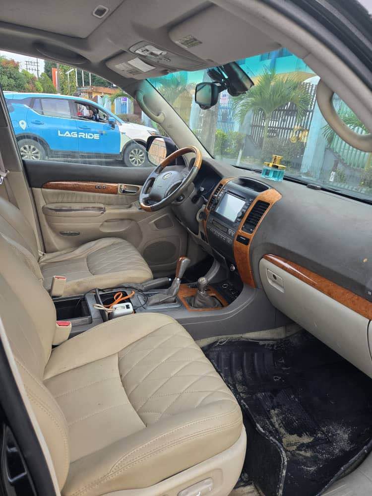 A picture of Neatly used 05 Lexus 470