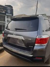 A picture of Toyota Highlander 2012 forsale keyless