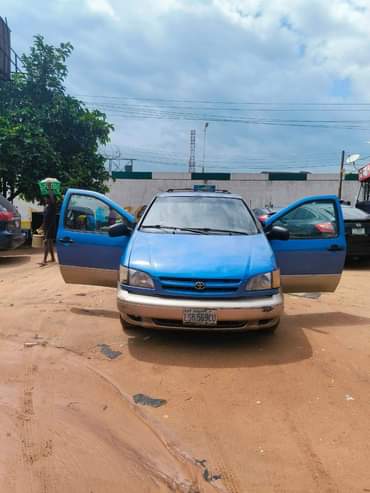 A picture of Very sharp Toyota sienna first body buy and drive only