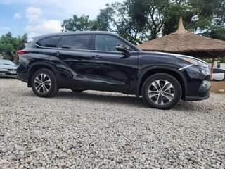 A picture of 2022 foreign used Toyota Highlander