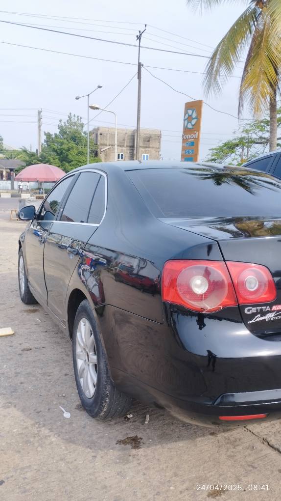 A picture of 2010 Volkswagen Jetta 1.6 capacity Engine 