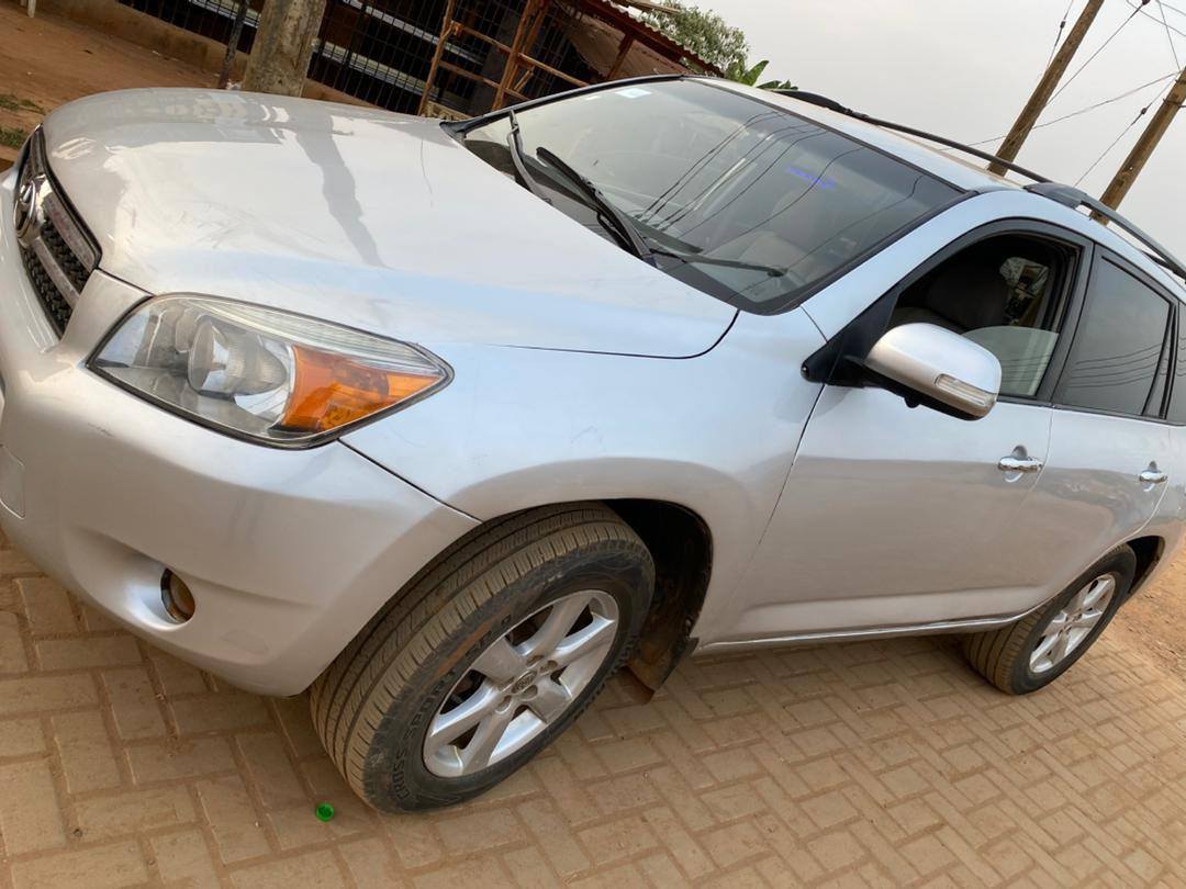 A picture of Toyota RAV4 2008