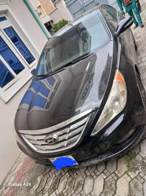 A picture of Hyundai Sonata 2014. Tapping engine. Thumb start. Leather interior. Reverse