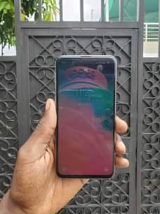 A picture of Samsung s10e 128gb ram 8gb 0692853914 bei 310 000 Finger