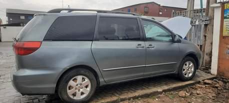 A picture of Toyota sianna Year 2004 Nomal Engine Ac need gas ENGINE