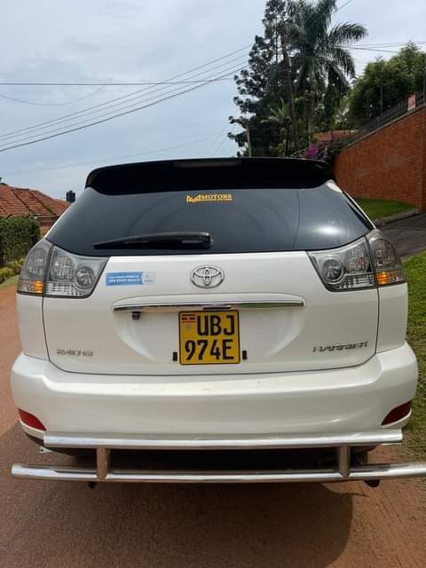 A picture of Toyota harrier 2008