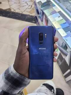 A picture of S9 plus at 180k cracked back glass