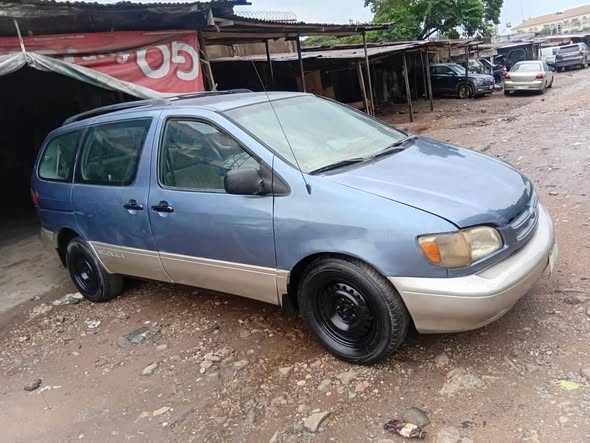 A picture of Toyota sienna 2 3m settlement 100k 0802 8446 479