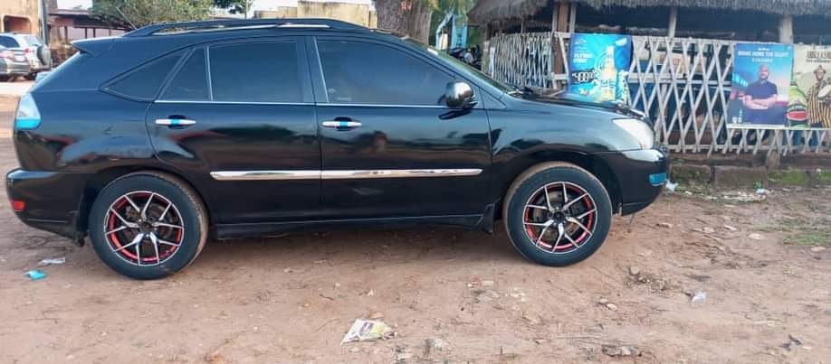 A picture of LEXUS RX330