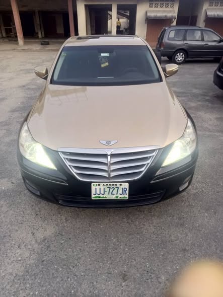 A picture of Registered 2010 Hyundai Genesis Thumbstart Reverse camera Android screen Engine
