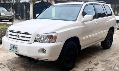 A picture of Quick deal 2004 HIGHLANDER USED SELLING FOR JUST 4 3M