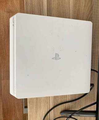 A picture of PS4 SLIM 1TB internal Bei ni 280 000 