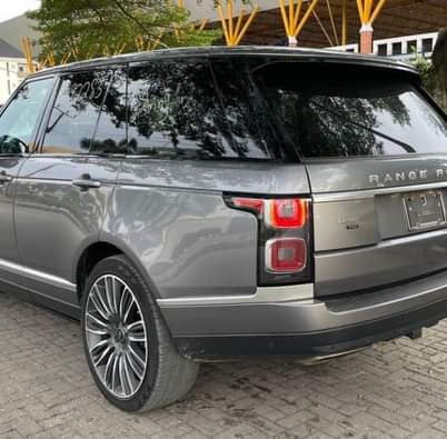 A picture of 2021 Range Rover vogue HSE P400 ambient light suction doors