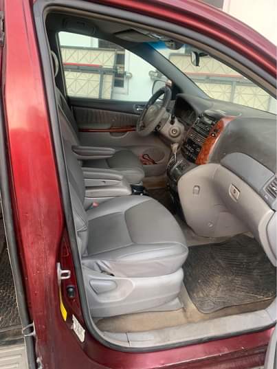 A picture of Toyota Sienna 2005 model 08067746090 