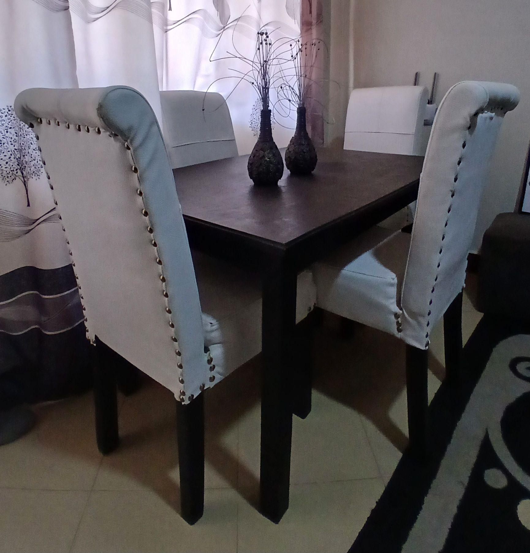 A picture of 4 seater dinning table