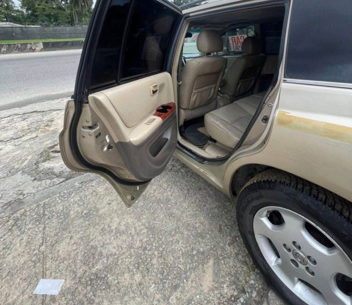 A picture of Toyota Highlander 2007 three seater first user for sale price