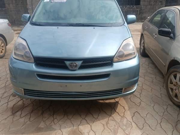 A picture of Toyota SIENNA 2005 Model Engine Gear AC Needs Gas Clean