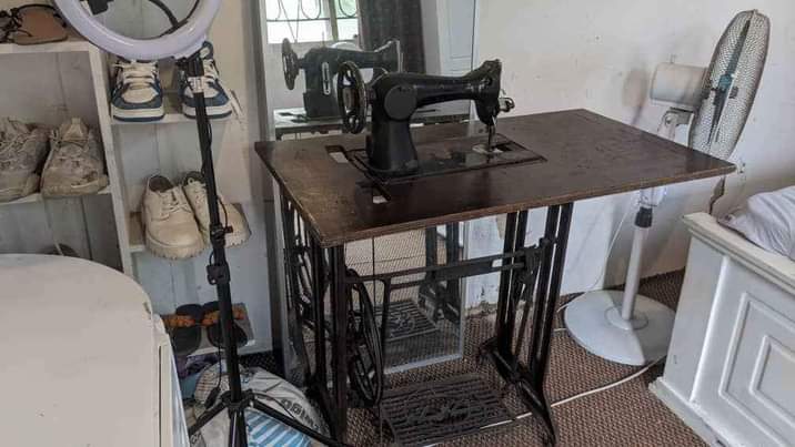 A picture of Njoo na 150k ubebe cherehani Kiti cha saloon elfu 60k