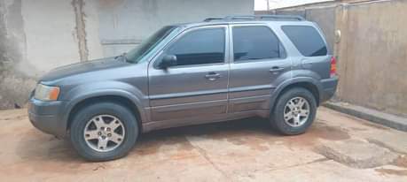 A picture of 2004 Ford Escape Jeep
