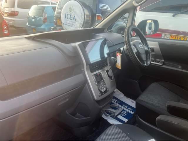 A picture of Toyota Noah 2008