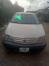 A picture of Toyota Sienna 2002