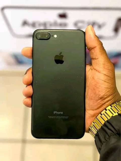 A picture of Iphone 7 plus gb 128