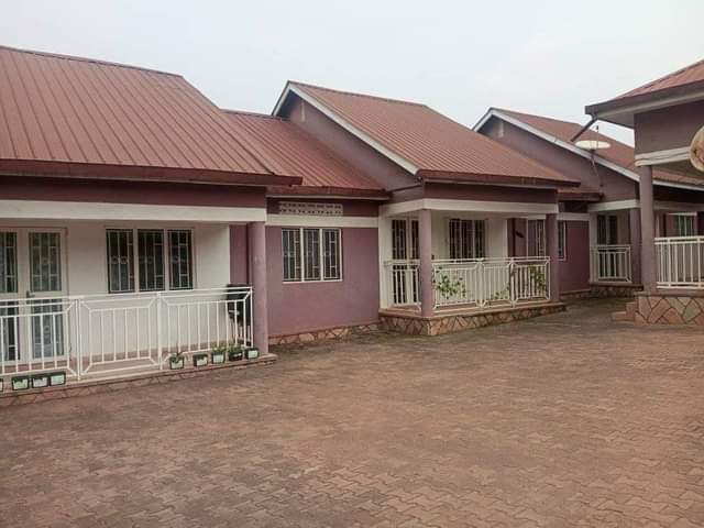 A picture of 2 bedrooms and sitting room for rent in kiwature