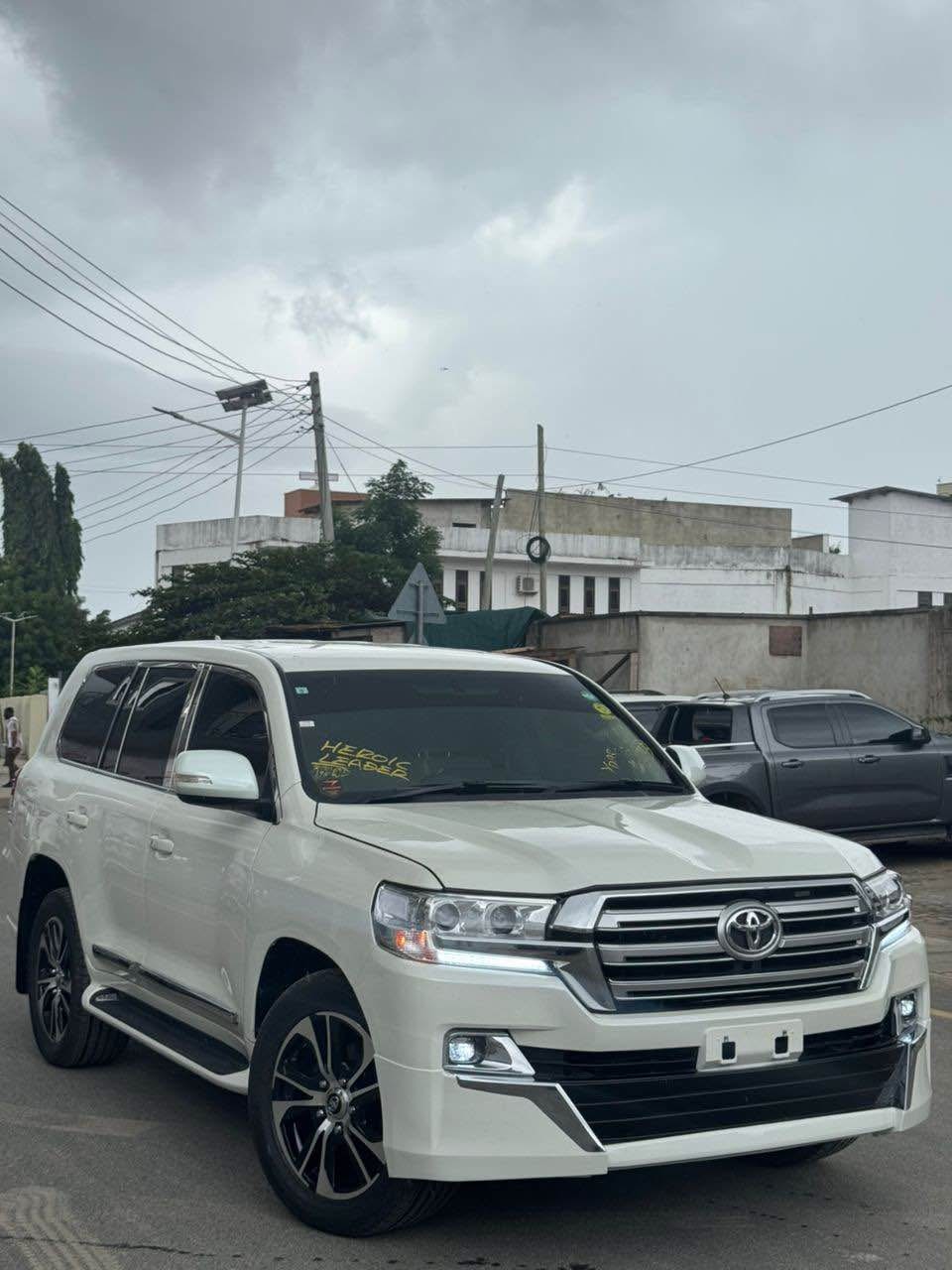 A picture of Toyota land cruise v8