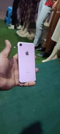 A picture of Iphone 7 128gb Gold excellent working condition 0703 398500