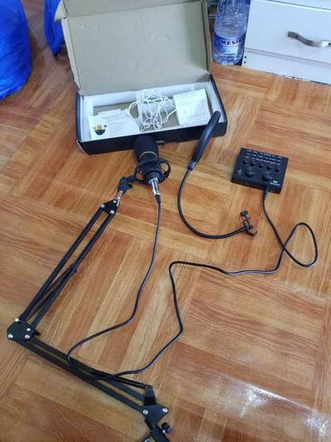 A picture of V 8 condenser microphone with sound card for podcasts livestreams