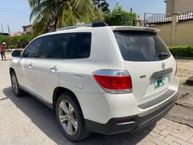 A picture of Toyota Highlander 2013 sound engine chilling ac