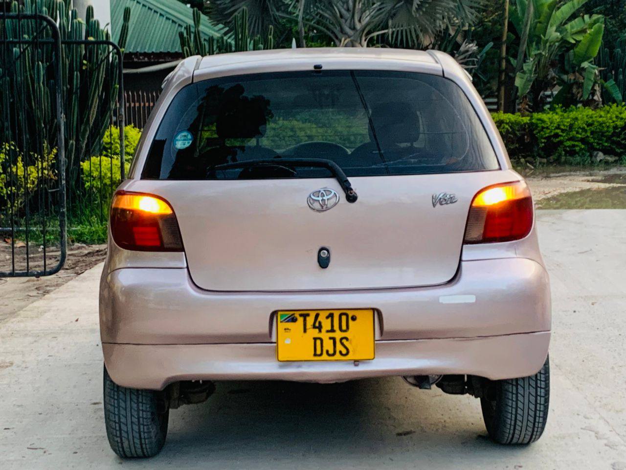 A picture of TOYOTA VITZ OLD