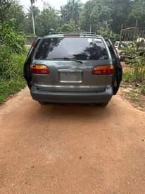 A picture of 1999 Toyota Sienna