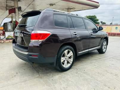 A picture of FEW MONTHS DRIVEN 2012 TOYOTA HIGHLANDER LIMITED EDITION KEYLESS 100