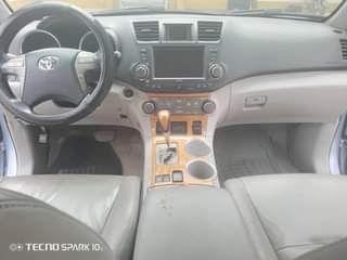 A picture of Highest grade toyota Highlander hybrid