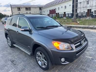 A picture of This is sparkling clean reg Toyota rav4 2011 model full