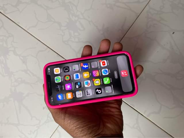 A picture of I phone 11 pro gb 64