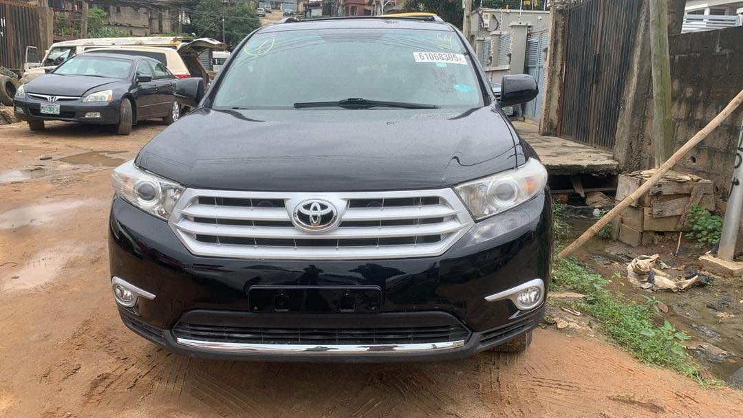 A picture of Toyota Highlander 2012