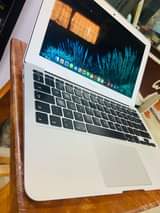 A picture of MAC BOOK AIR I7