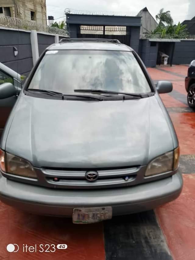 A picture of Toyota sienna