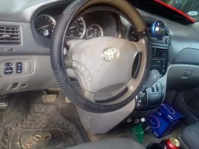 A picture of Toyota Sienna 2004 for sale