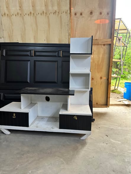 A picture of Nauza show case used clean bei 70000 Location Ubungo call